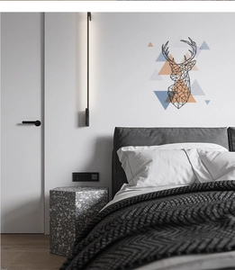 Détail d'un sticker mural tête de cerf géométrique avec lignes noires et triangles colorés