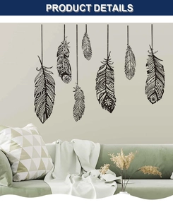 Vue détaillée de 7 stickers muraux plumes monochromes dans un décor de salon moderne boho
