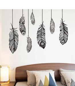 Vue détaillée de stickers muraux plumes de style mandala sur le mur de la chambre