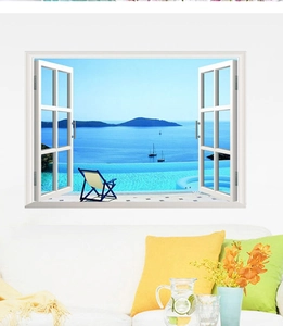 Dettaglio di un adesivo da parete 3D a finestra con vista spiaggia e divano bianco elegante