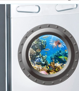 Détail d'un sticker hublot 3D avec poissons tropicaux sur une machine à laver grise
