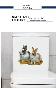Vue détaillée des autocollants lapins mignons dessinés à la main sur un réservoir de WC blanc