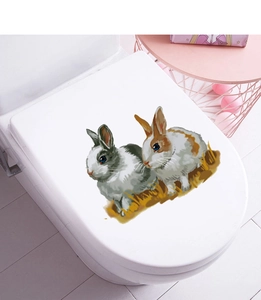 Vue détaillée d'autocollants lapins mignons sur un couvercle de toilette blanc décoratif
