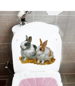 Détail de lapins réalistes et motif d'herbe sur un couvercle de toilette blanc de salle