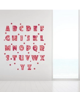 Détail de stickers muraux alphabet A-Z avec motifs floraux rouges et textures mandala