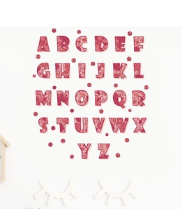 Détail de 26 stickers muraux alphabet aux motifs floraux roses pour chambre d'enfant