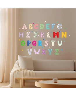 Stickers muraux colorés avec 26 lettres de l'alphabet dans un décor de salon chaleureux
