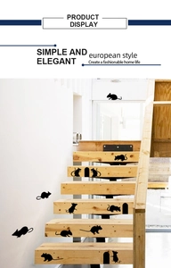 Détails des stickers muraux famille de souris noires sur des escaliers en bois clair