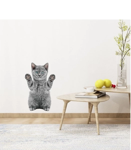 Détail d'un autocollant mural chat gris aux yeux bleus sur le mur d'un salon moderne