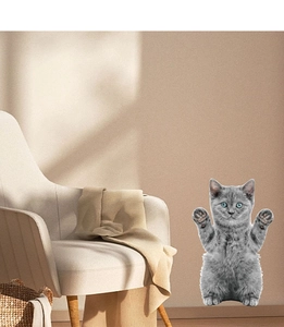Détail d'un autocollant mural chaton mignon dans un décor de salon beige moderne