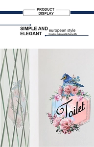 Détail d'un sticker mural floral avec oiseau bleu et lettrage Toilet pour salle de bain