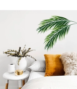 Détails de stickers muraux feuilles de palmier vert dans une chambre lumineuse et minimaliste