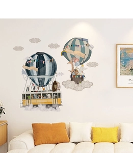 Détail de stickers muraux montgolfières avec animaux pour décor de chambre d'enfant