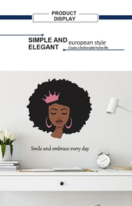 Détail de sticker mural femme africaine avec couronne et citation motivante décorative