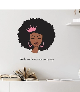 Détail du sticker mural femme Afro avec couronne rose et citation inspirante positive