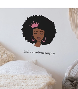 Sticker mural femme afro avec couronne et citation motivante dans une chambre moderne