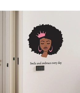 Détail du sticker mural femme Afro avec couronne rose et citation anglaise inspirante