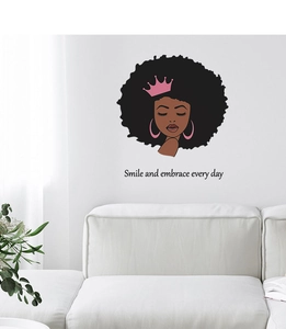 Détail d'autocollant mural femme africaine avec citation inspirante pour salon