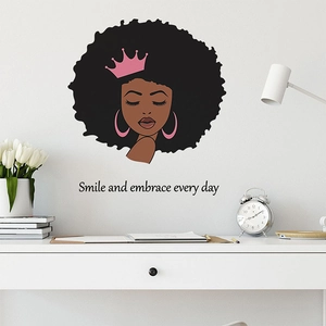 Sticker Mural Inspirant Fille Afro Couronne Rose Boucles Oreilles Smile And Embrace Every Day Citation PVC Décalcomanie Pour Chambre Salon Décoration Maison