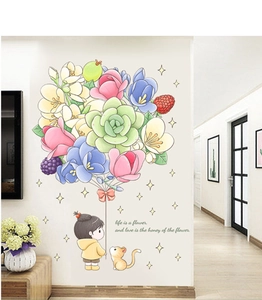 Détail d'un sticker mural fille et ballon de fleurs dans un couloir moderne et lumineux