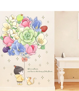 Détail de l'autocollant mural fille avec ballons de fleurs et citation sur fond beige