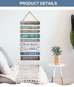 Détail de décoration murale nordique en bois à 9 planches avec citations inspirantes