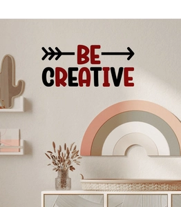 Détail du sticker mural BE CREATIVE avec flèche rouge sur un mur blanc moderne et épuré