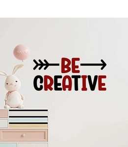 Détail du sticker mural Be Creative avec flèches dans un décor de chambre d'enfant
