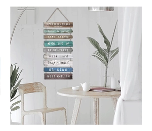 Détail de plaque murale en bois vintage avec citations et suspension en corde rustique