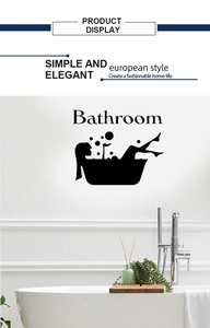 Détail d'un sticker mural femme dans une baignoire avec lettrage Bathroom sur mur