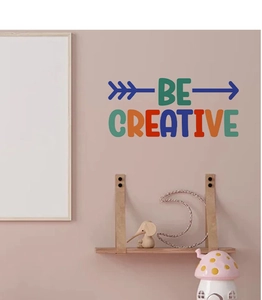 Détail de stickers muraux colorés Be Creative avec flèches sur un mur intérieur lilas