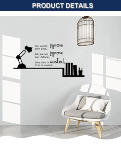 Détail de sticker mural citation inspirante avec silhouette de lampe et de livres