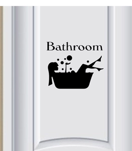 Détail de l'autocollant mural noir minimaliste pour salle de bain avec silhouette de femme