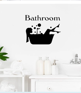 Sticker mural de salle de bain noir montrant une femme au bain avec des bulles