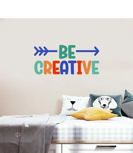 Détail du sticker mural coloré Be Creative sur le mur d'une tête de lit de chambre