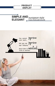 Détail d'un sticker mural silhouette noire avec lampe et citation inspirante en anglais