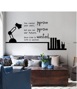 Détail d'un sticker mural noir avec silhouette de lampe et citation sur un mur gris