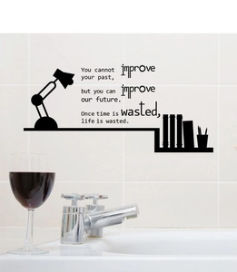 Détail du sticker mural noir avec motifs de lampe et livres sur un mur carrelé blanc