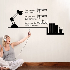 Sticker mural noir moderne avec citation inspirante et étagère pour décor de salon chic