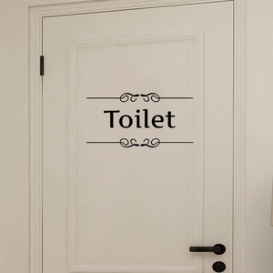 Autocollant de porte de toilette noir en PVC avec motifs bouclés sur une porte blanche