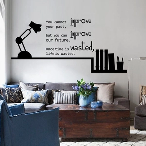 Sticker mural noir minimaliste avec lampe de bureau, étagères et citation inspirante