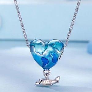 Nahaufnahme von S925 Silber Herz-Erde-Charm mit blauer Emaille und kleinem Flugzeug-Anhänger