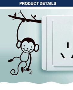 Vue détaillée du sticker mural singe sur branche posé autour d'un interrupteur