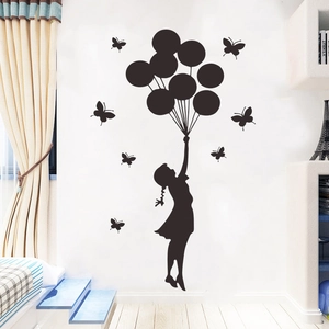 Sticker mural silhouette noire fille avec ballons et papillons pour chambre d'enfant