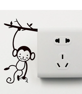 Sticker mural singe sur une branche pour décoration d'interrupteur et prise de courant