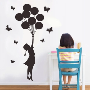 Sticker mural noir minimaliste avec silhouette de fille et ballons et papillons