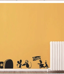 Détail du sticker mural trou de souris avec souris et scooter de livraison de pizza