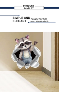 Détail d'un sticker mural raton laveur 3D avec fourrure réaliste et salopette en jean