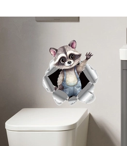 Détail du sticker mural 3D raton laveur montrant l'effet de mur brisé dans la salle de bain
