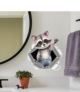 Sticker mural 3D d'un raton laveur mignon en salopette sortant d'une fissure murale
